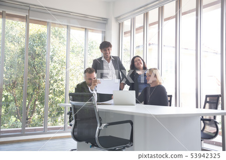 Business executive delivering a presentation  53942325