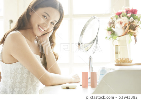 Women beauty 53943382