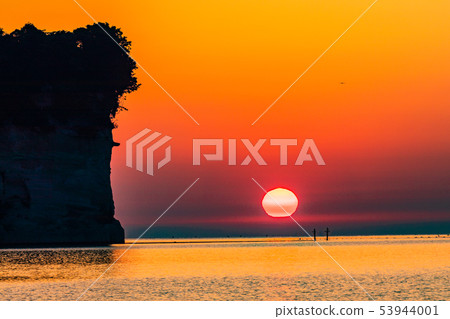 (Toyama Prefecture) Himi Port Ao Castle ruins sunrise 53944001