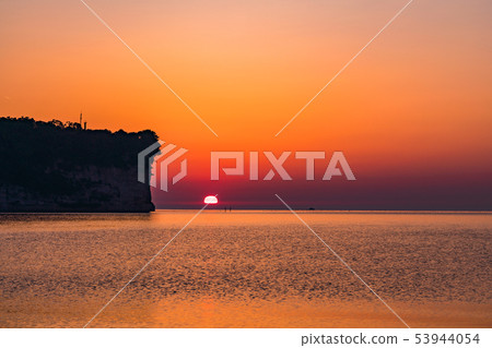 (Toyama Prefecture) Himi Port Ao Castle ruins sunrise 53944054