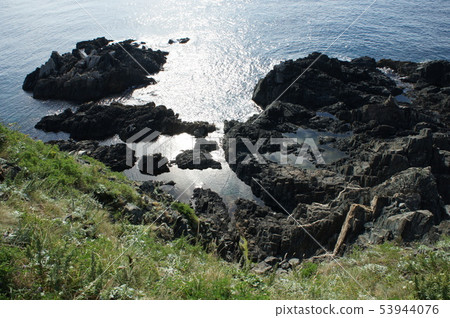 俯瞰懸崖的大海的岩石點 53944076