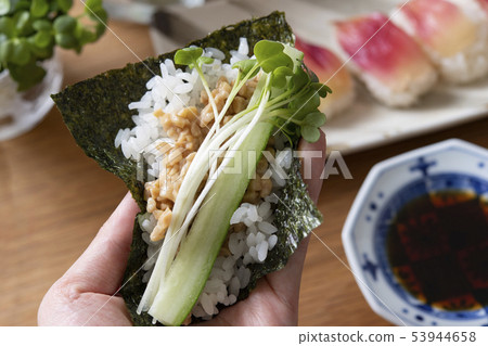 Hand-rolled natto 53944658