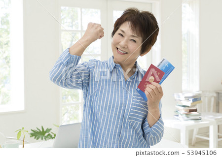 Senior woman posing with passport and passport 53945106