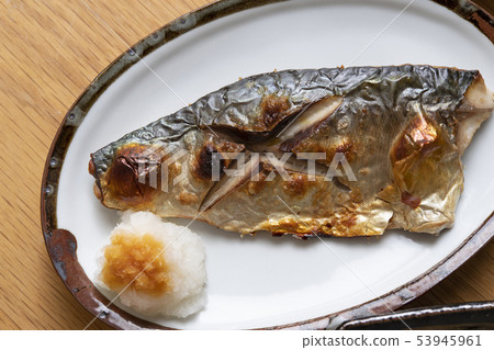 與鹽的烤鯖魚 與鹽的烤鯖魚 53945961