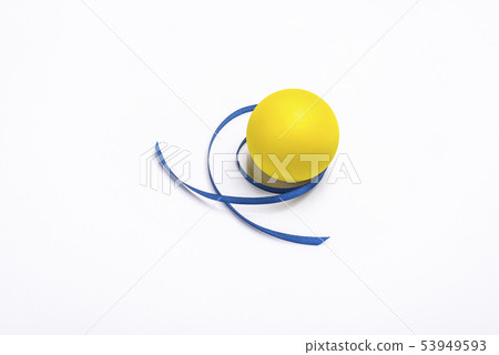 Blue ribbon, blue ribbon, yellow ball 53949593