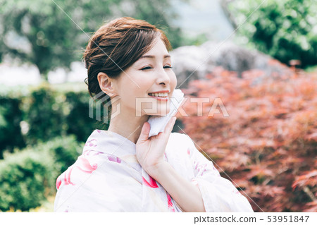 Yukata抹的婦女冒汗 Yukata抹的婦女冒汗 53951847
