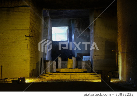 Underground space 53952222