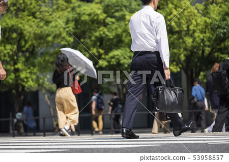 橫渡行人交叉路的商人 橫渡行人交叉路的商人 53958857
