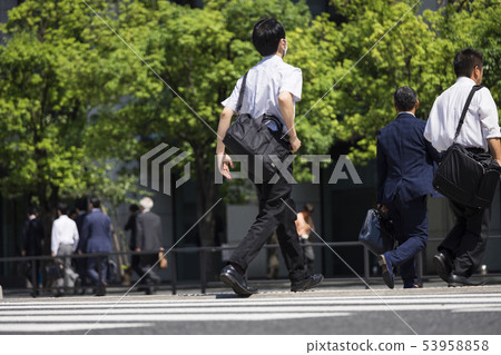 橫渡行人交叉路的商人 53958858