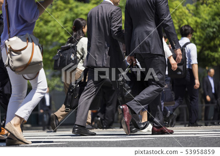 橫渡行人交叉路的商人 53958859