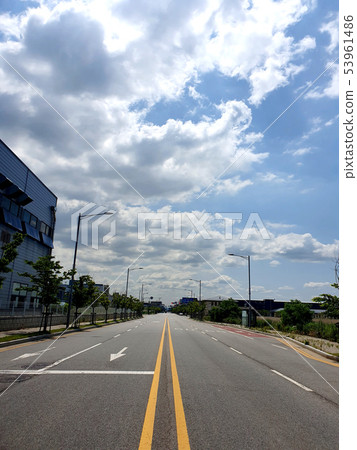 The quietness and cumulonimbus on roads where cars do not go 53961486