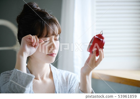 婦女早晨睡眠醒來時鐘警報 婦女早晨睡眠醒來時鐘警報 53961859