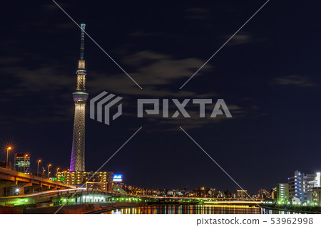 Night view of the Sumida River and the capital high and downtown areas Night view of the Sumida River and the capital high and downtown areas 53962998