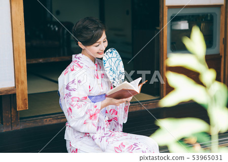 Yukata的婦女讀在遊廊的一本書 Yukata的婦女讀在遊廊的一本書 53965031