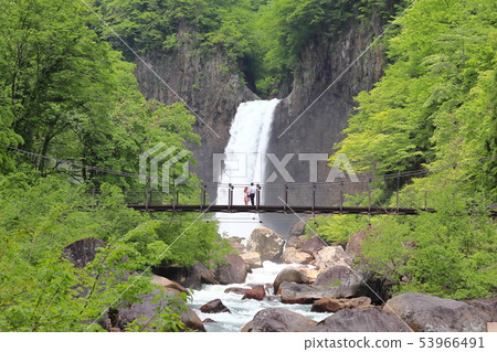 與Naena瀑布和吊橋和夫婦 53966491