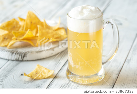 Mug of beer with tortilla chips 53967352