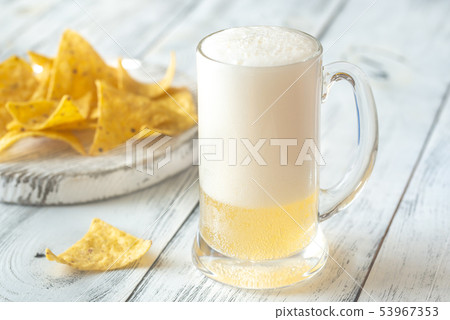 Mug of beer with tortilla chips 53967353