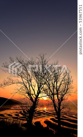 美麗的夕陽海和潮灘 53967551