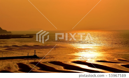 Beautiful sunset sea and tidal flats 53967589