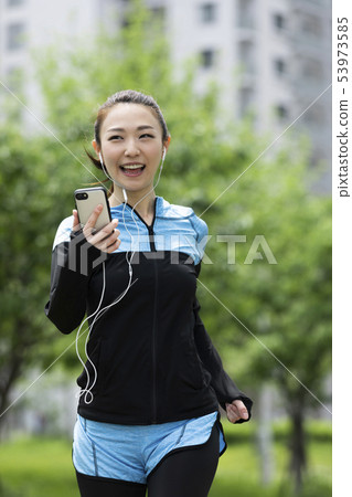 跑的婦女，當聽到音樂時 53973585