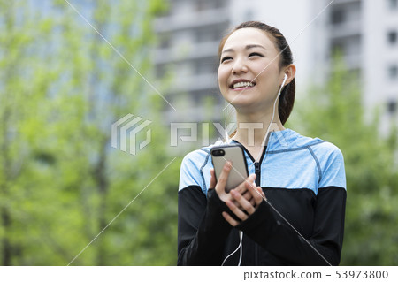 走路的婦女，當聽到音樂時 53973800