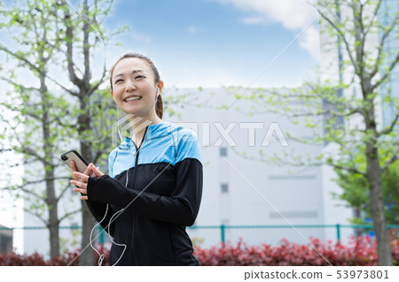 走路的婦女，當聽到音樂時 53973801