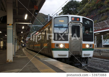 上越線高崎口的211系列列車 上越線高崎口的211系列列車 53973868