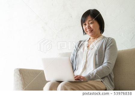 Middle women Middle women 53976838