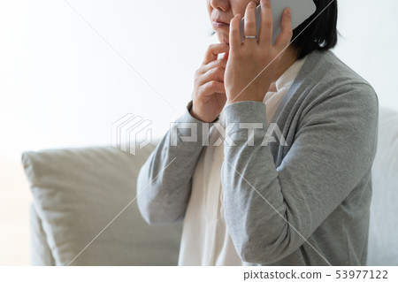 Middle female phone 53977122
