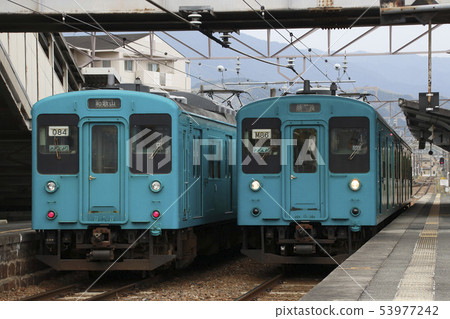 櫻井線105系列在美和站停留 53977242