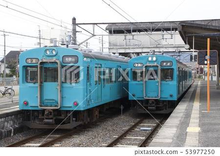 和歌山線105系列在Gosho車站停靠 53977250