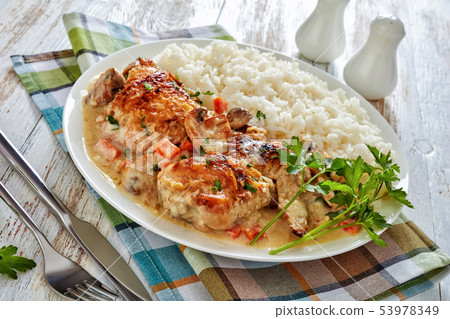 chicken stewed with cream and white wine sauce 53978349