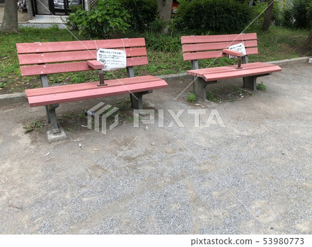 公園的長椅上 53980773