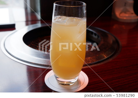在一杯蘋果汁 在一杯蘋果汁 53981290