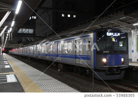 西武新宿線20050系列停靠所澤站（各站8車編隊：西武新宿⇔本川越） 53988305