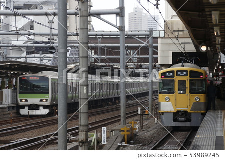 Seibu Shinjuku Line 2000 line with Yamanote Line at Takadanobaba Station 53989245