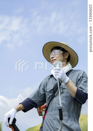 A man using a mini fan at field work 53990605