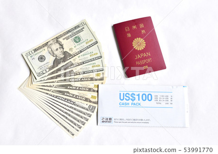 [Overseas travel image] Passport and banknote foreign currency exchange 53991770