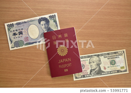 [Overseas travel image] Passport and banknote foreign currency exchange 53991771