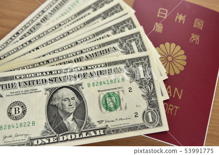 [Overseas travel image] Passport and banknote foreign currency exchange 53991775