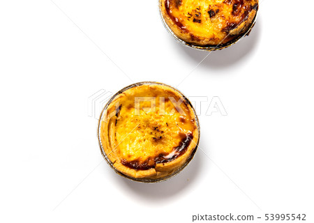 Egg tart dessert in an aluminum holder 53995542