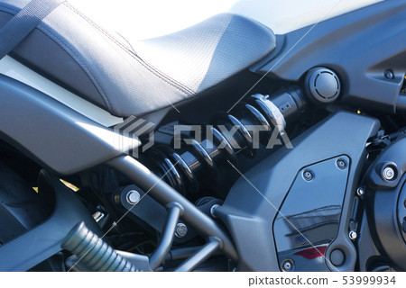 摩托車後部震動起來 53999934