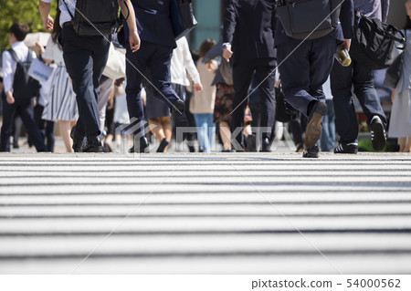 橫渡行人交叉路的後面觀點的商人 橫渡行人交叉路的後面觀點的商人 54000562