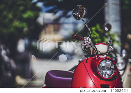 時尚的紅色滑板車 54002464