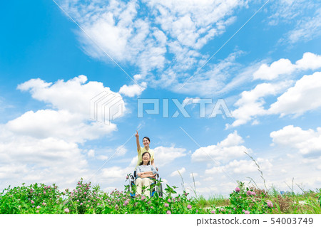 Senior woman, young woman, caring, pointing 54003749