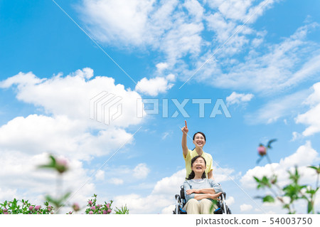 Senior woman, young woman, caring, pointing 54003750