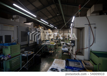 在工廠裡 在工廠裡 54009910