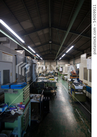 在工廠裡 在工廠裡 54009911