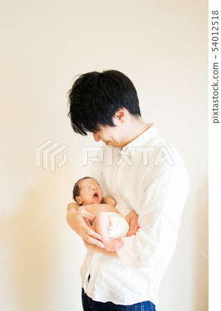 Dad holding a newborn baby Dad holding a newborn baby 54012518