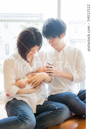 剛出生的嬰兒,爸爸和媽媽幸福的家庭 剛出生的嬰兒,爸爸和媽媽幸福的家庭 54012522